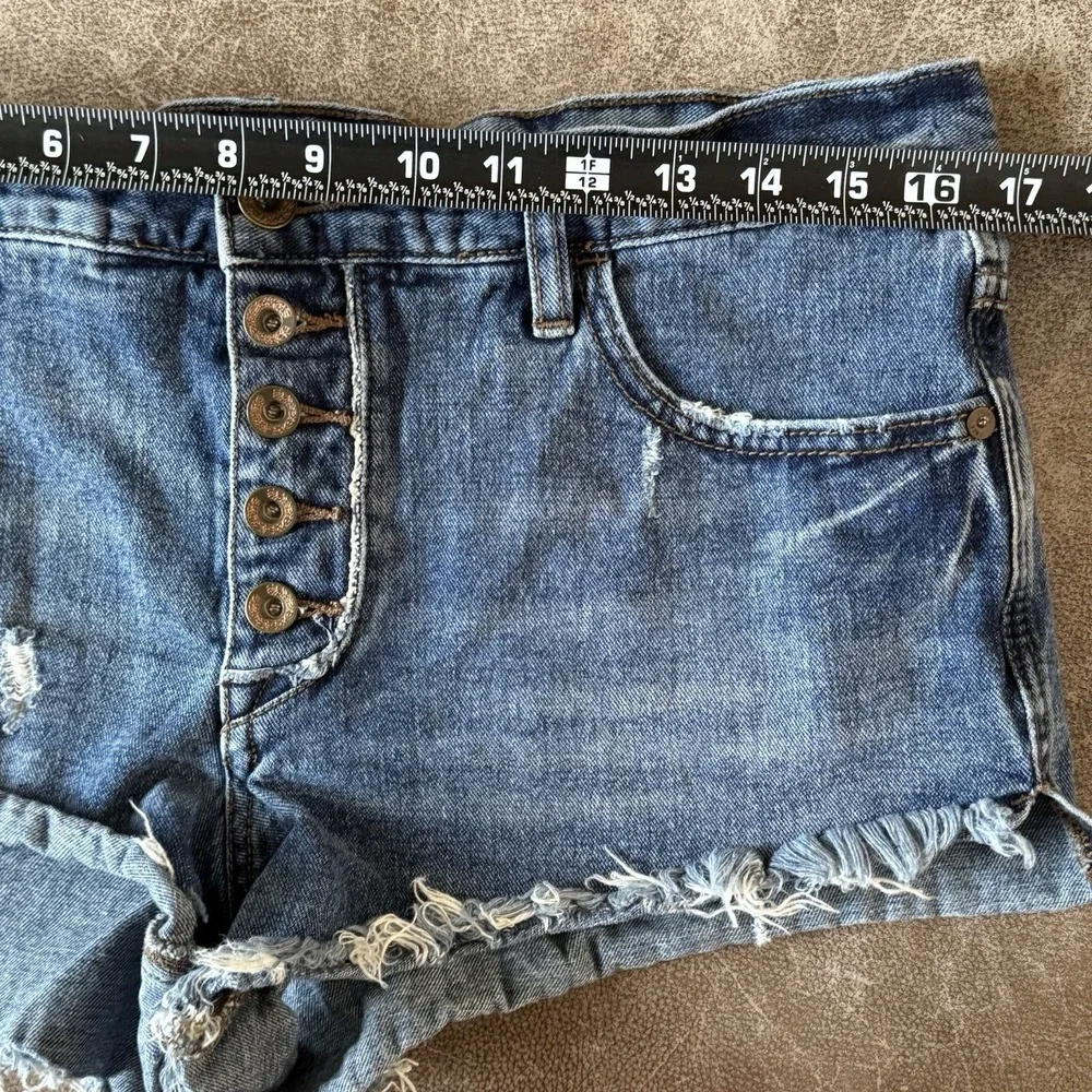 Free People Button Fly Distressed Denim Shorty Shorts Raw Hem Festival W28